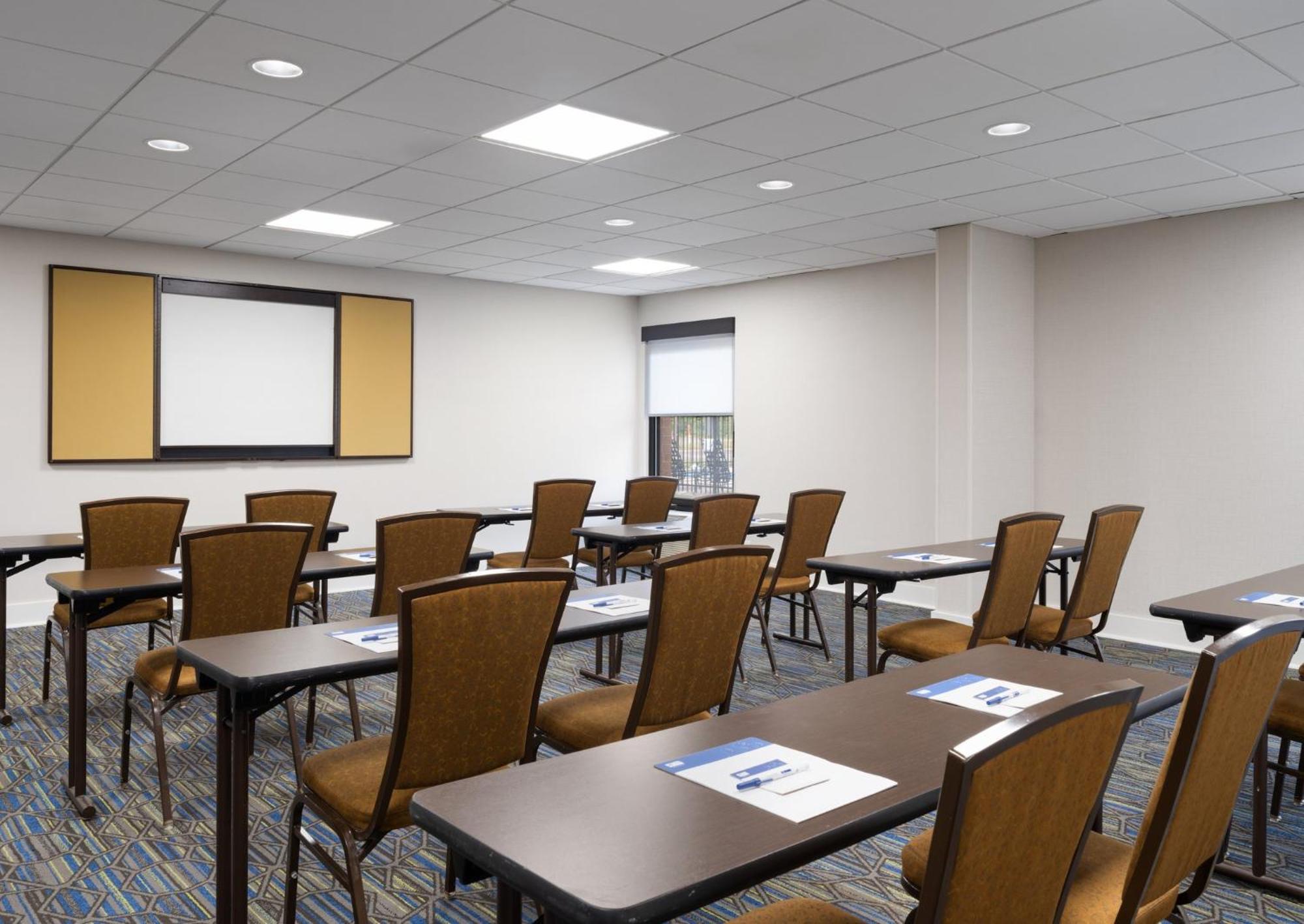 Holiday Inn Express Indianapolis Airport By Ihg Plainfield Eksteriør billede